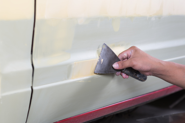 車のへこみの修理代はいくら？保険の使い方や自分で修理する方法も解説 