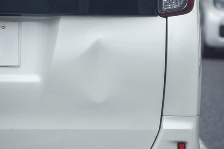 車のへこみ修理は自分でできる？費用相場やDIYでの直し方を解説｜カー