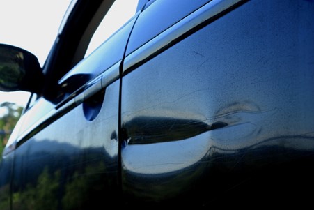 車のへこみはドライヤーで直せる？自分で直すリスクや失敗しない直し方  