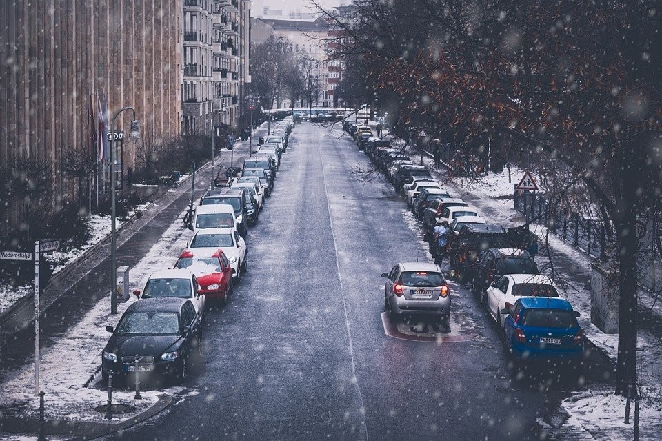 雪道でノーマルタイヤだと捕まる 知っておくべき雪道の法令とは カーコンビニ倶楽部 雪道でノーマルタイヤだと捕まる 知っておくべき雪道の法令とは カーコンビニ倶楽部