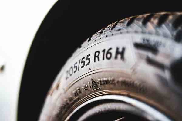 車のタイヤがパンクする主な原因とは パンク修理の基準や修理代と併せて解説 カーコンビニ倶楽部