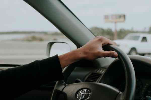 雪道でノーマルタイヤだと捕まる 知っておくべき雪道の法令とは カーコンビニ倶楽部