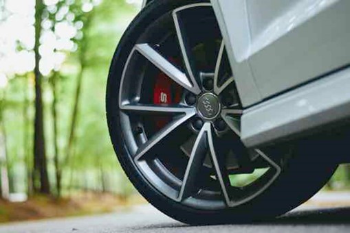 走行距離からみるタイヤ交換の目安とは タイヤ交換のサインや寿命と併せて解説 カーコンビニ倶楽部