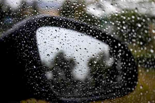 洗車後の窓に残る水垢や油膜 一筋縄ではいかない車の窓ガラスの汚れ対策とは カーコンビニ倶楽部