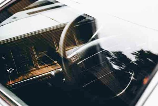 洗車後の窓に残る水垢や油膜！一筋縄ではいかない車の窓ガラスの汚れ対策とは？｜カーコンビニ倶楽部