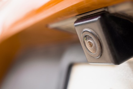 バックカメラの最適な取り付け位置は室内？車外？自分で取り付ける方法 
