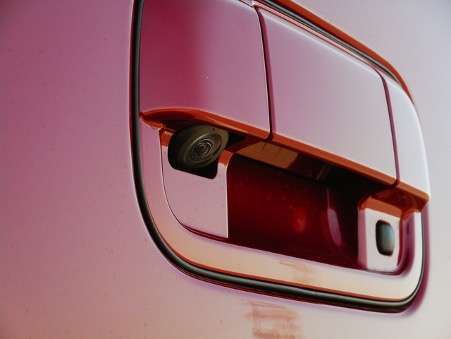 バックカメラの最適な取り付け位置は室内？車外？自分で取り付ける方法  