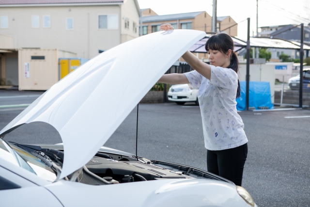 ボンネットの開け方と閉め方やよくあるトラブルについて解説 カーコンビニ倶楽部 ボンネットの開け方と閉め方やよくあるトラブルについて解説 カーコンビニ倶楽部