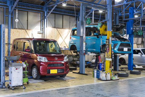 鈑金塗装工場内の三次元計測機と作業の様子