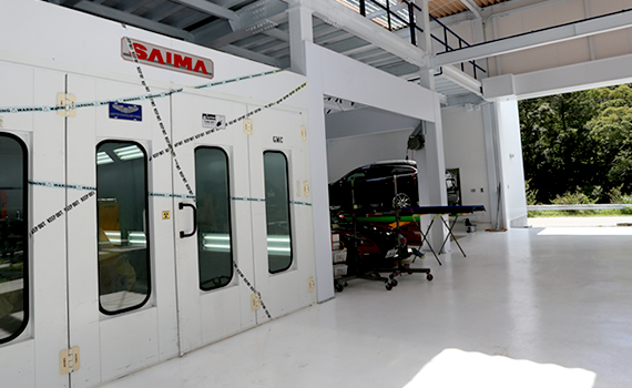 最新塗装ブースを完備した鈑金工場