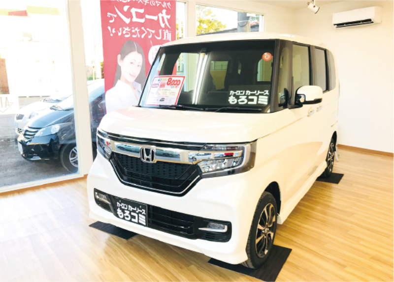 カーコンカーリース「もろコミ」の実車を展示。お店を訪れるお客様の目を引きます。