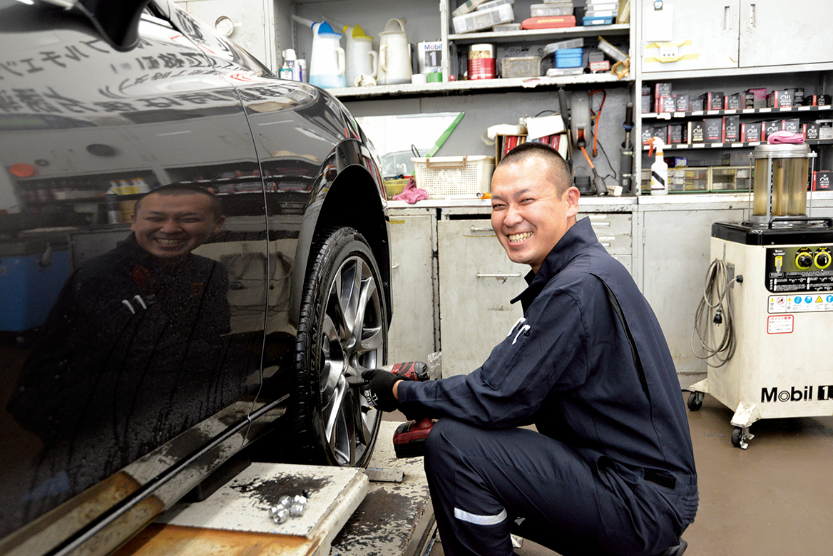 カーコンカーリース「もろコミ」の実車を展示。お店を訪れるお客様の目を引きます。