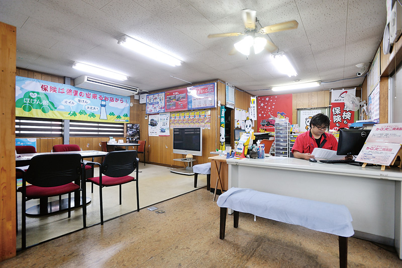 フロントの島田店長。お客様対応の第一歩はここから始まる