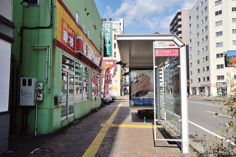 店舗の目の前はバス停。近くには地下鉄駅があるなど交通至便なエリアにある