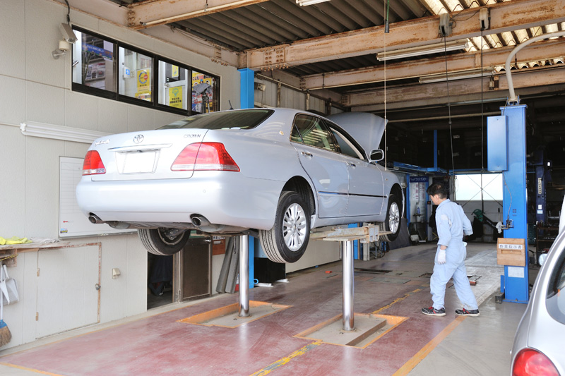 床に寝転ぶことなく車体の下回りを修理できるリフトを多数配備。従業員ケアを進めている