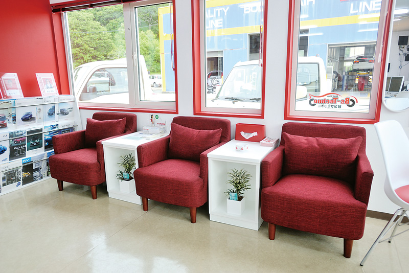 商談スペースにある待合ソファー。統一感があり、快適なおもてなし環境を用意している