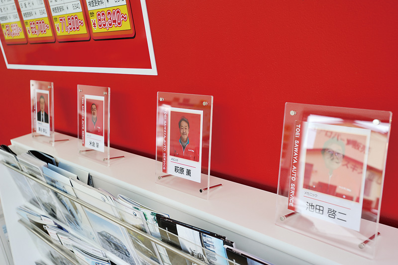 透明なアクリルで紹介されるスタッフ写真。店舗が従業員を大切にしていることをイメージさせる