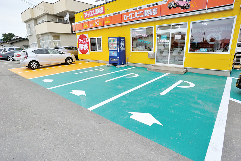 駐車スペースは着色し、視認性を大幅に高める