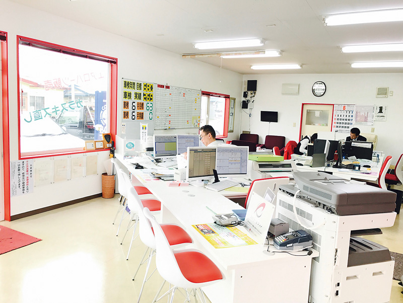 白と赤で統一された店内。洗練されたオフィスでお客様を迎える