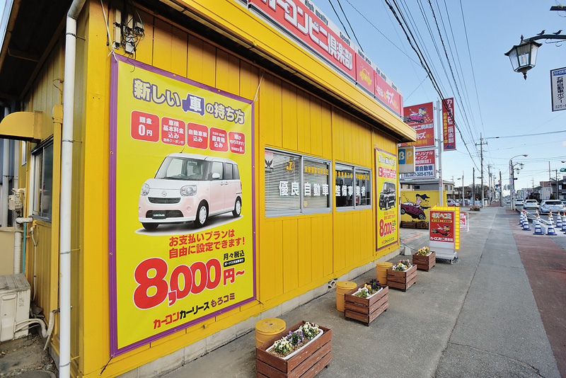 雨風に強いターポリン幕を壁面いっぱいに掲出し、ドライバーや通行客に“もろコミ”を強力にPRする