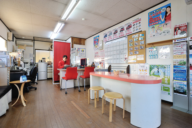 代表取締役になったことを契機(2004年)にリフォームしたという店内。「床も自分で貼った」と梅山社長