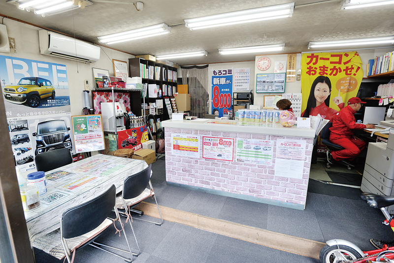 夫婦で活動するコンパクトな店内。「家では私が社長ですが、店では主人が上司」と正絵さん